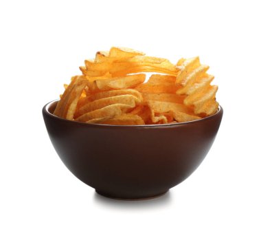 Beyaz arka planda lezzetli patates cipsli kase