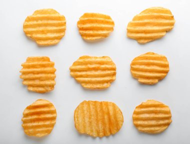 Beyaz zemin üzerine lezzetli patates cipsi