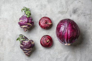 Gri tablo farklı taze sağlıklı sebze