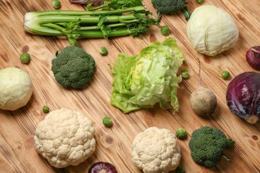 ahşap masa üzerinde farklı taze sebze