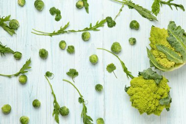 Hafif ahşap masa üzerinde otlar ile taze lahana