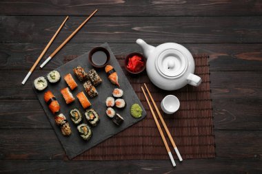 Masada lezzetli sushi ile kompozisyon