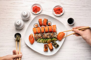 Lezzetli suşi yemek masasında, kadınlar en iyi görünümü