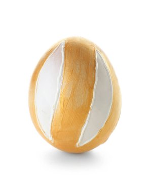 Beyaz arka planda güzel bir Paskalya yumurtası