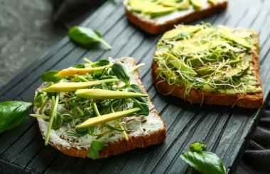 Ahşap masa, closeup üzerinde lezzetli avokado tost