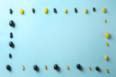 Kuru üzüm ve renkli arka plan üzerinde üzüm ile yapılan çerçeve