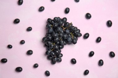 Renk arka plan üzerinde olgun lezzetli üzüm