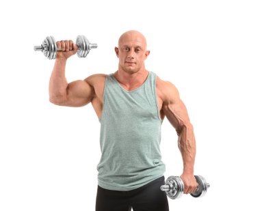 Beyaz arka plan üzerinde dumbbells ile kas vücut geliştirmeci