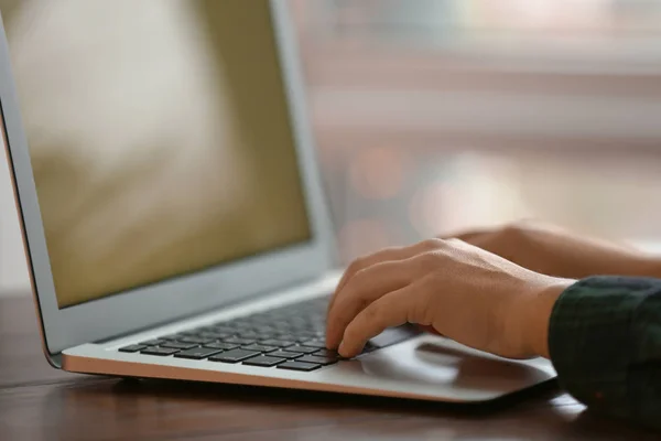 Frau Benutzt Computer Holztisch Nahaufnahme — Stockfoto