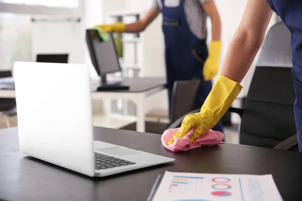Janitor Wiping Table Office — Stock Photo, Image