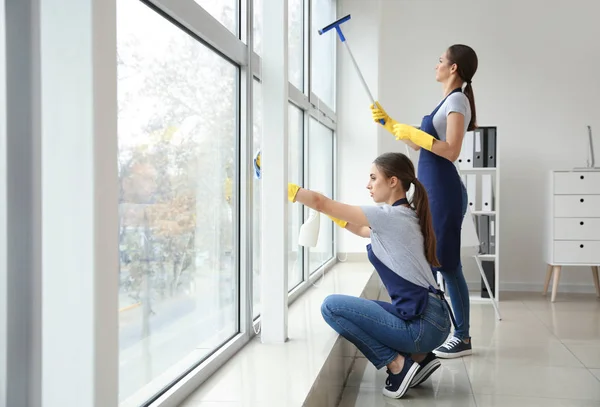 Janitors Washing Window Office — Stock Photo, Image