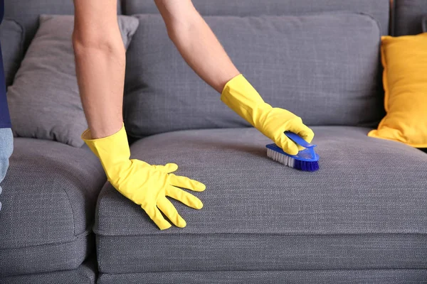 Conserje Masculino Limpiando Muebles Piso — Foto de Stock