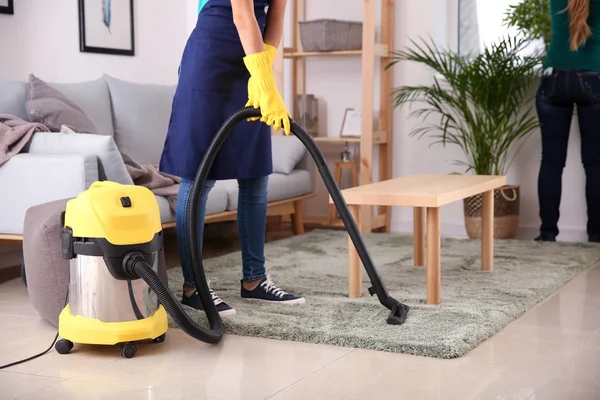 Female Janitor Hoovering Carpet Flat — Stock Photo, Image