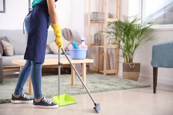 Hausmeister Putzt Wohnung — Stockfoto