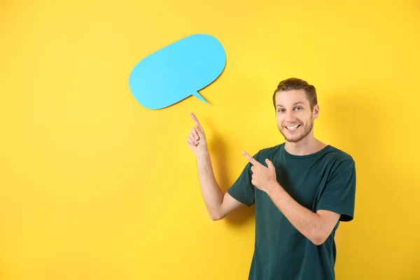 Hombre Joven Burbuja Habla Blanco Sobre Fondo Color — Foto de Stock