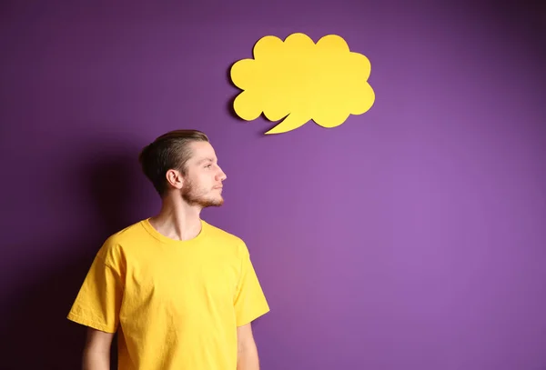 Hombre Joven Burbuja Habla Blanco Sobre Fondo Color — Foto de Stock