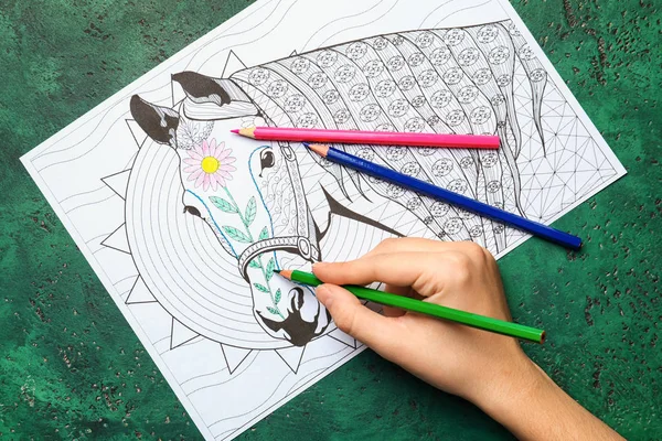 Kadın kalem ile üstten görünüm stres resim boyama