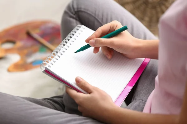 Jonge Vrouw Schrijven Notebook Thuis — Stockfoto