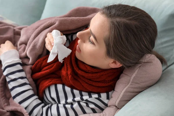 Mujer Joven Enferma Gripe Casa —  Fotos de Stock