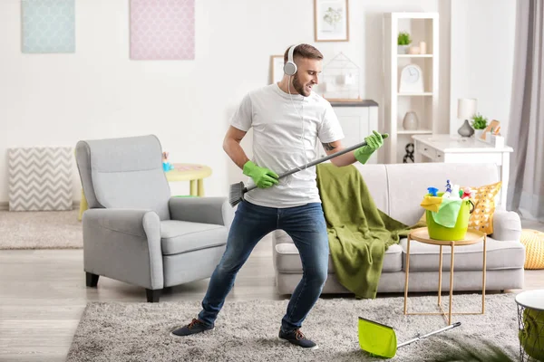 Young Man Having Fun While Cleaning His Flat — Stock Photo, Image