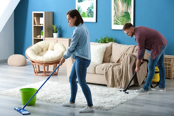 Young Couple Cleaning Flat Together — Stock Photo, Image