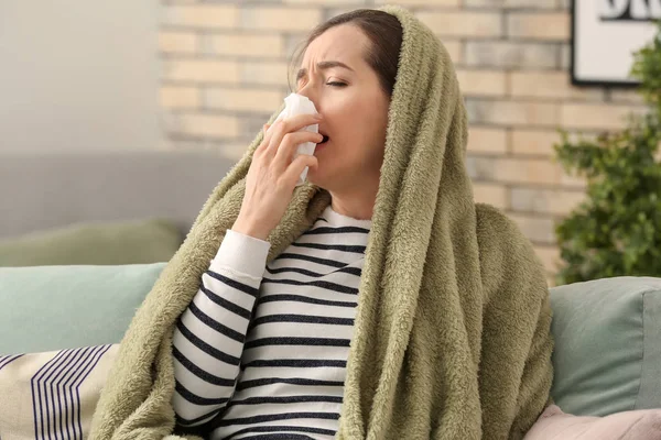 Genç Kadın Evde Grip Hasta — Stok fotoğraf