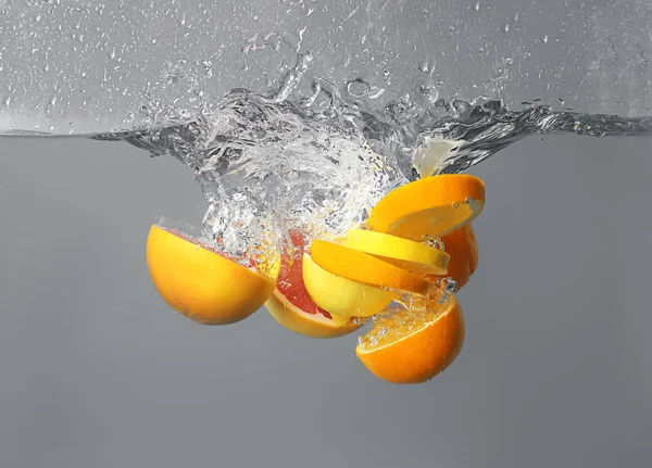 Van Citrus Vruchten Vallen Water Grijze Achtergrond — Stockfoto