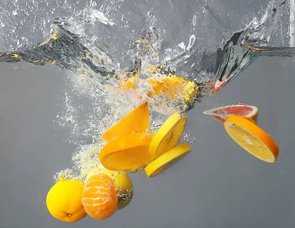 Van Citrus Vruchten Vallen Water Grijze Achtergrond — Stockfoto