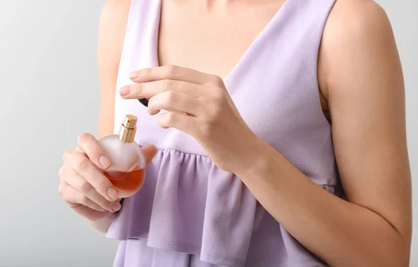 Mujer Con Botella Perfume Sobre Fondo Gris Primer Plano — Foto de Stock