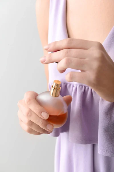 Mujer Con Botella Perfume Sobre Fondo Gris Primer Plano — Foto de Stock