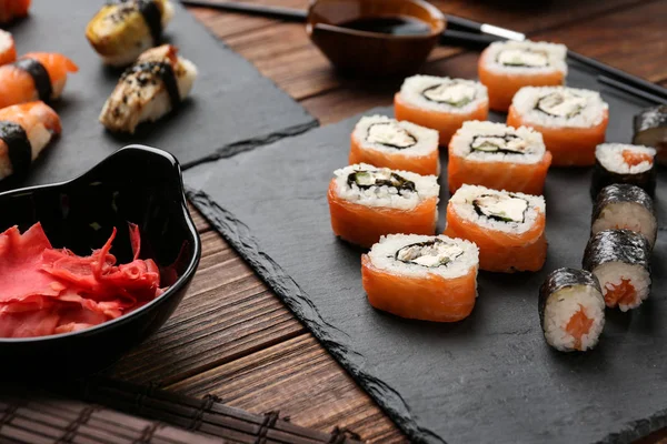 Leckeres Sushi Auf Schieferteller — Stockfoto
