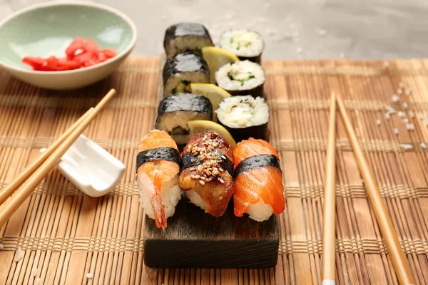 Sabroso Sushi Sobre Tabla Madera —  Fotos de Stock