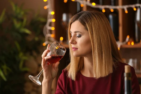 Mulher Bonita Bebendo Vinho Saboroso Bar — Fotografia de Stock