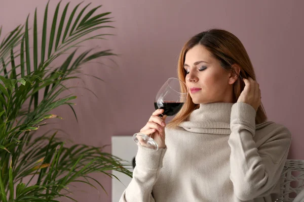 Mulher Bonita Cheirando Vinho Saboroso Casa — Fotografia de Stock