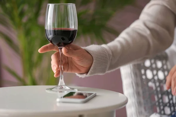 Mujer Sosteniendo Copa Vino Sabroso Mesa — Foto de Stock