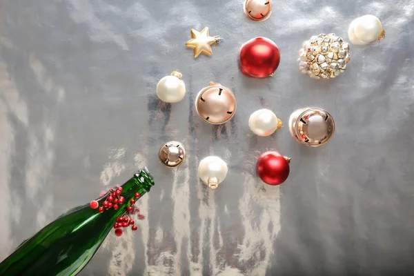 Bir Şişe Şampanya Gümüş Arka Plan Üzerinde Noel Süsleri — Stok fotoğraf