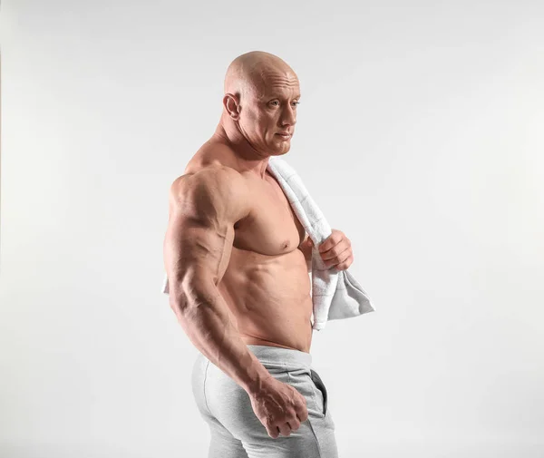 Muskulös Bodybuilder Ljus Bakgrund — Stockfoto