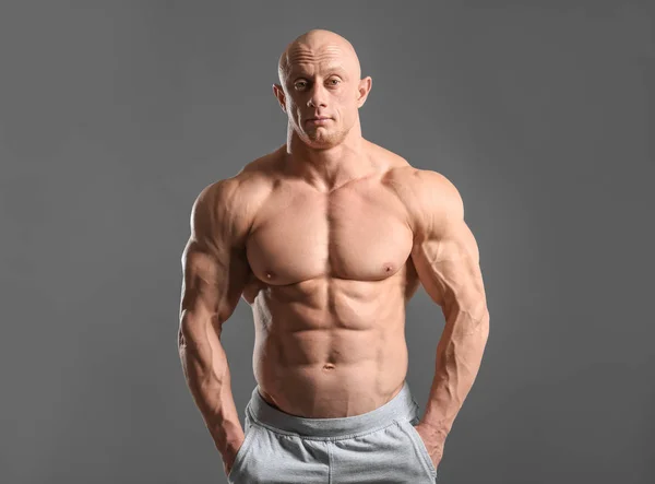 Muskulös Bodybuilder Grå Bakgrund — Stockfoto