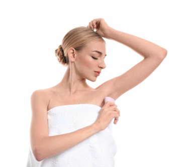 Beyaz arka plan deodorant olan güzel kadın