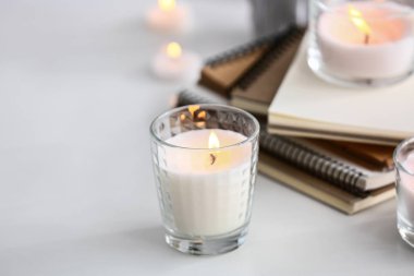 Yanan mum masa lambası