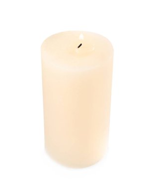 Beyaz arkaplanda mum yakılıyor