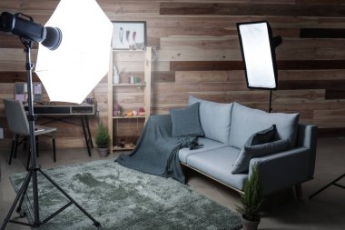 Modern fotoğraf stüdyosu profesyonel aydınlatma donanımları ile