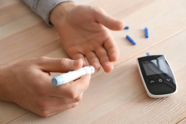 Adam mazgal kalemle, closeup kan örneği almak. Diyabet kontrolü