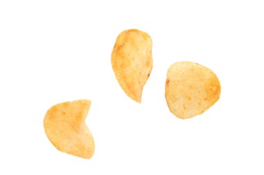 beyaz zemin üzerine lezzetli çıtır patates cipsi