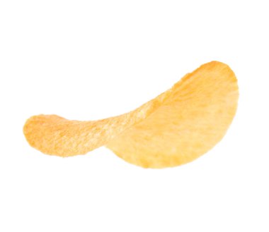 Beyaz zemin üzerine lezzetli çıtır patates cipsi