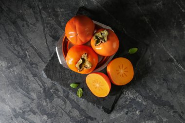 Tablo, üstten görünüm olgun hurma ile plaka