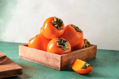 Masada olgun hurma ile ahşap kutu