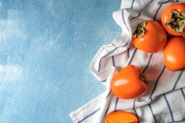 Tatlı olgun hurma masada, üstten görünüm