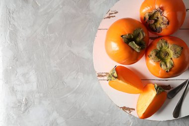 Ahşap tahta masada, üstten görünüm olgun hurma ile