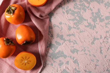 Tatlı olgun hurma masada, üstten görünüm